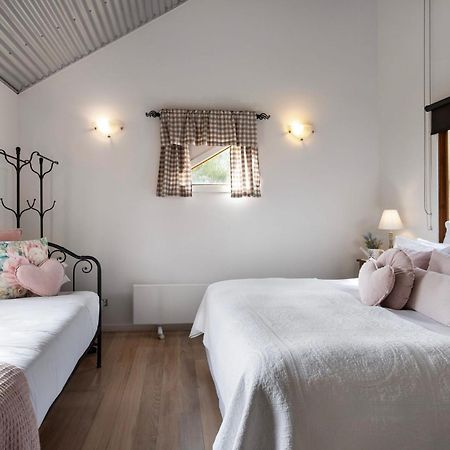 French Cottage Дейлсфорд Екстериор снимка